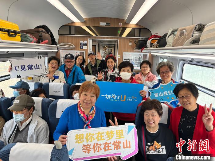 “樂(lè)游長(zhǎng)三角·常山號(hào)”上海假日列車今日首發(fā)?！±山ǔ?攝