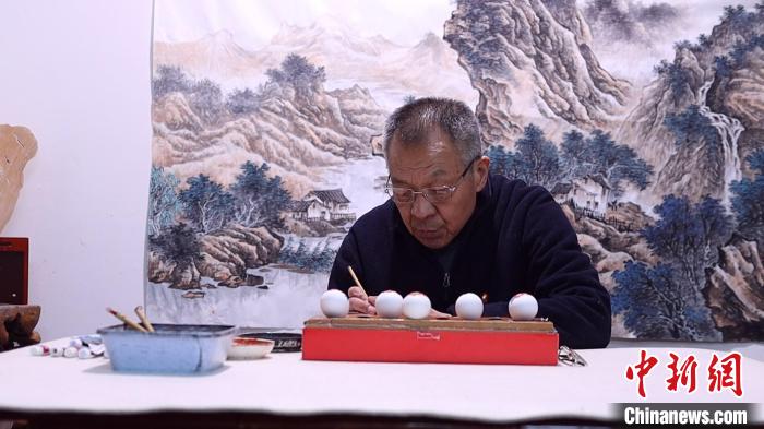 高觀凌一手拿蛋殼，一手持繪筆?！￡皷|明 攝