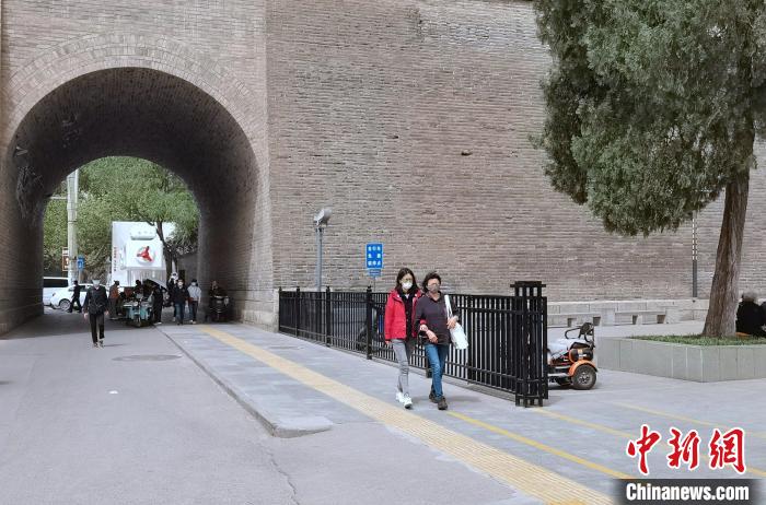 圖為11日西安街上的行人。　楊英琦 攝