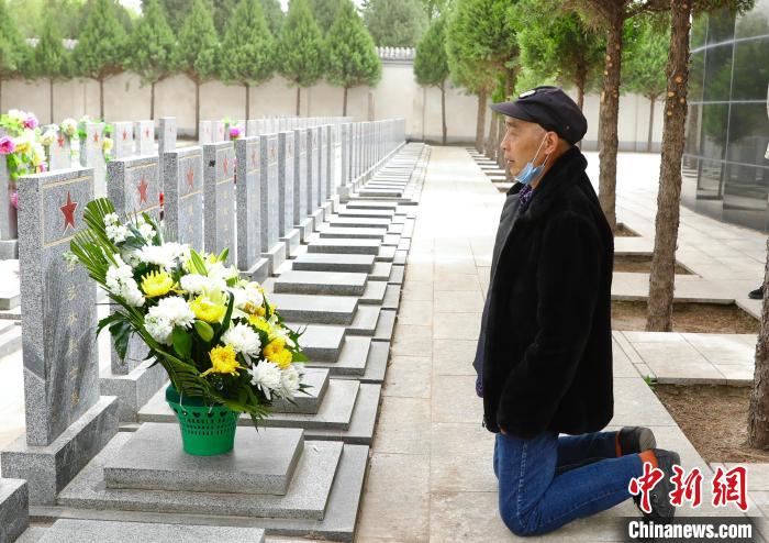 田祥發(fā)跪在父親墓前訴說思念之情 梅珂 攝 田祥發(fā)跪在父親墓前訴說思念之情 梅珂 攝