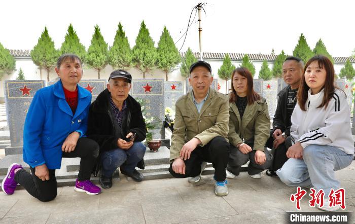 烈士田啟林與親人們終于有了第一張“合影” 梅珂 攝 烈士田啟林與親人們終于有了第一張“合影” 梅珂 攝