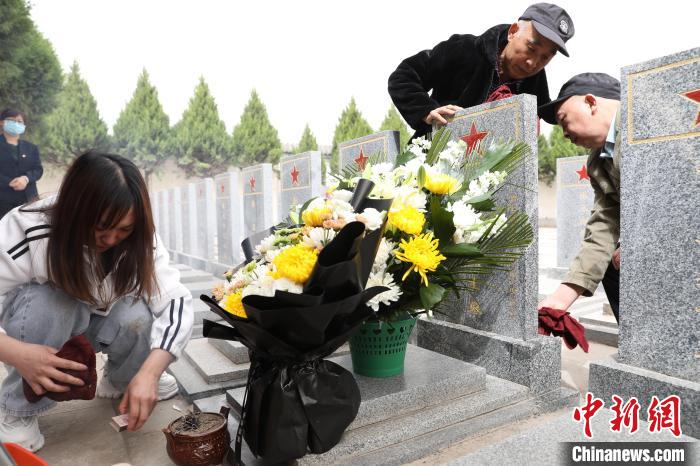 田啟林的親人們?yōu)樗蜕狭艘粓鲞t到的祭奠 梅珂 攝 田啟林的親人們?yōu)樗蜕狭艘粓鲞t到的祭奠 梅珂 攝