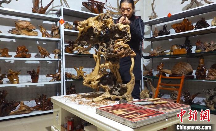 唐永懷正在雕刻作品《國(guó)色天香》。　孟禎珍 攝