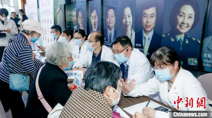 帕金森病專家開展健康咨詢活動?!】破招袒顒咏M委會供圖 帕金森病專家開展健康咨詢活動?!】破招袒顒咏M委會供圖