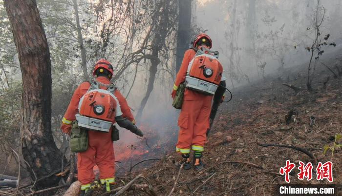 圖為11日上午，消防救援人員正在火場(chǎng)處置燃點(diǎn)。　劉忠俊 攝
