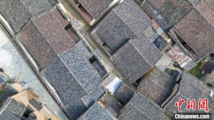 航拍吳峰村古民居?！●易訌?攝