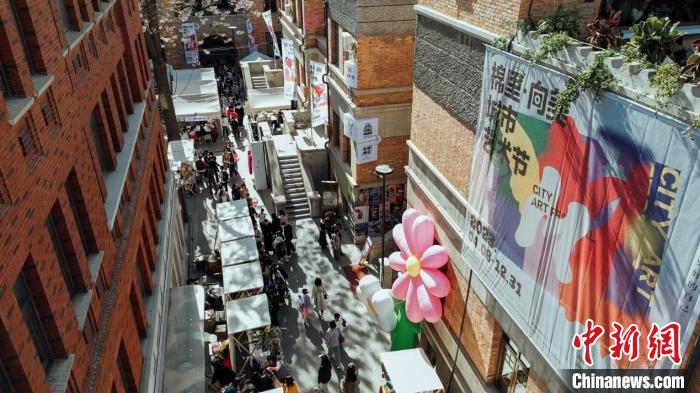 2023棉里·向美城市藝術(shù)節(jié)在天津五大道開幕?！≈鬓k方供圖