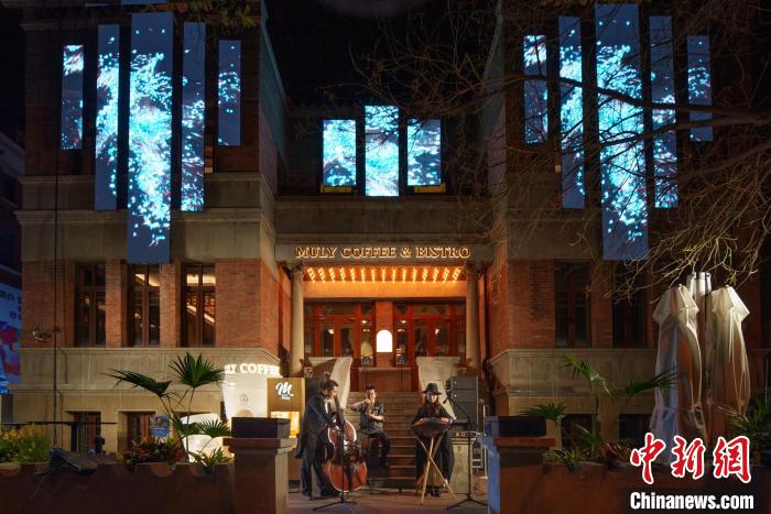 圖為城市公共藝術(shù)秀·聲音交互裝置《向美·新聲》?！≈鬓k方供圖