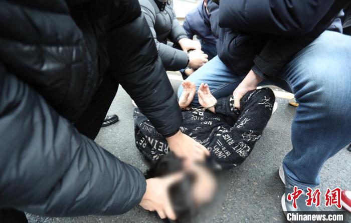 抓捕真兇現(xiàn)場。　南京警方供圖