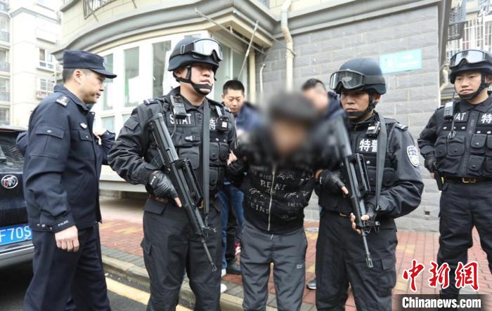 歷經(jīng)26年、數(shù)代刑警的接續(xù)攻堅、不懈努力下，南京“1997·10·8”特大搶劫殺人案終于被警方偵破?！∧暇┚焦﹫D