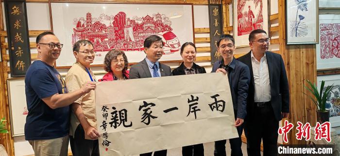 圖為臺(tái)灣章氏宗親展示書法作品《兩岸一家親》 浦城縣融媒體中心供圖 圖為臺(tái)灣章氏宗親展示書法作品《兩岸一家親》 浦城縣融媒體中心供圖