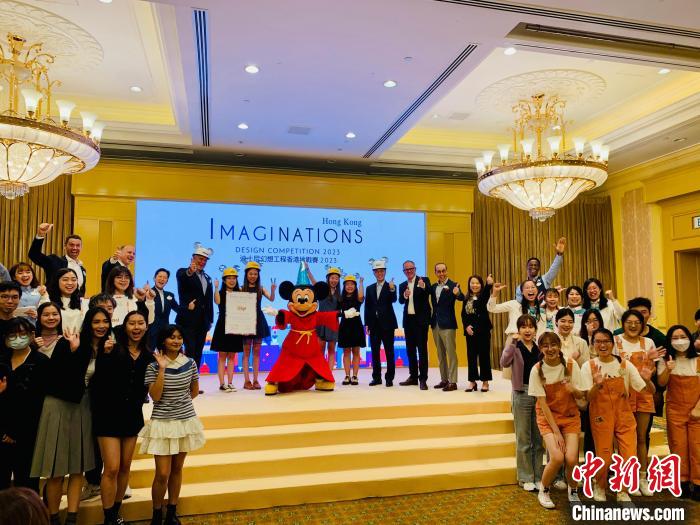 迪士尼米奇老鼠和第十屆“迪士尼幻想工程香港挑戰(zhàn)賽”的參賽選手一起拍攝大合照?！〈餍H 攝