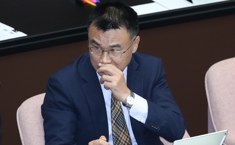 臺灣“農(nóng)委會主委”陳吉仲10日于臺當局立法機構再度哽咽。（圖源：臺灣“中時新聞網(wǎng)”）