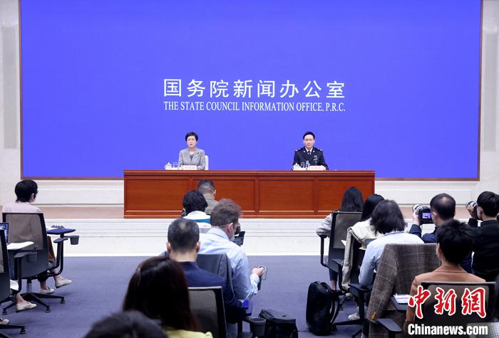 4月13日，中國(guó)國(guó)務(wù)院新聞辦公室在北京舉行新聞發(fā)布會(huì)，海關(guān)總署新聞發(fā)言人、統(tǒng)計(jì)分析司司長(zhǎng)呂大良介紹2023年一季度進(jìn)出口情況，并答記者問(wèn)。 <a target='_blank' href='/'>中新社</a>記者 張宇 攝