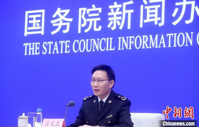4月13日，中國(guó)國(guó)務(wù)院新聞辦公室在北京舉行新聞發(fā)布會(huì)，海關(guān)總署新聞發(fā)言人、統(tǒng)計(jì)分析司司長(zhǎng)呂大良介紹2023年一季度進(jìn)出口情況，并答記者問(wèn)。 <a target='_blank' href='/'>中新社</a>記者 張宇 攝