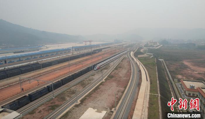 圖為D888次列車(chē)駛?cè)肽ズ╄F路口岸。　磨憨邊檢站供圖