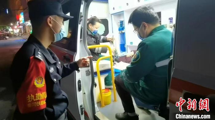 驚魂60秒！旅客突發(fā)疾病摔下站臺(tái)鐵路民警飛奔救助