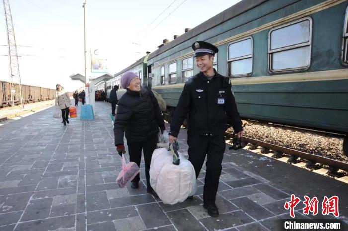 圖為屈保良幫助旅客拿行李。(資料圖) 受訪者供圖