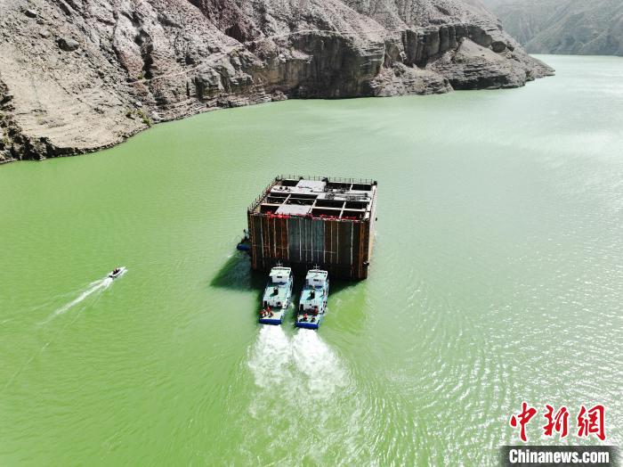 西北第一大浮式雙壁鋼圍堰在青海順利浮運定位