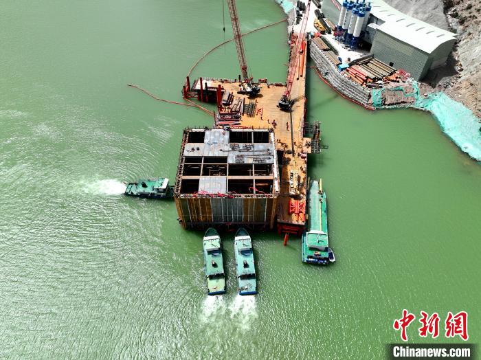 圖為索同坡黃河特大橋鋼圍堰?！∏嗪＝豢丶瘓F 供圖