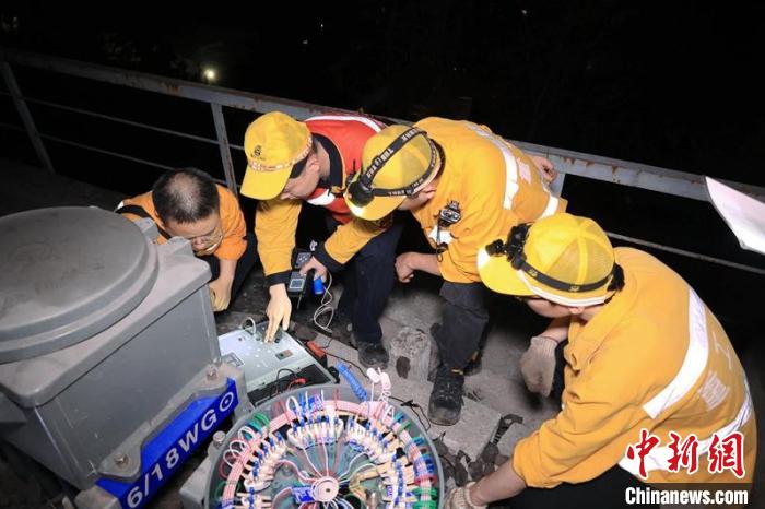 達成鐵路大修集中修現(xiàn)場工作人員正在仔細檢查設備?！×_文武 攝