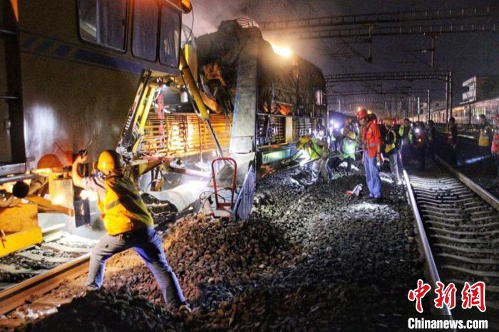 達成鐵路大修集中修現(xiàn)場工人師傅正在緊張作業(yè)?！『味Y 攝