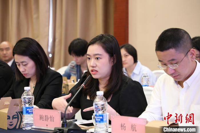 臺灣青年鮑靜宜在會上發(fā)言。　梁欽卿 攝