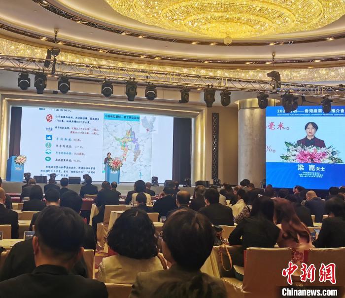 梁崑發(fā)言?！⊥趿阂?攝