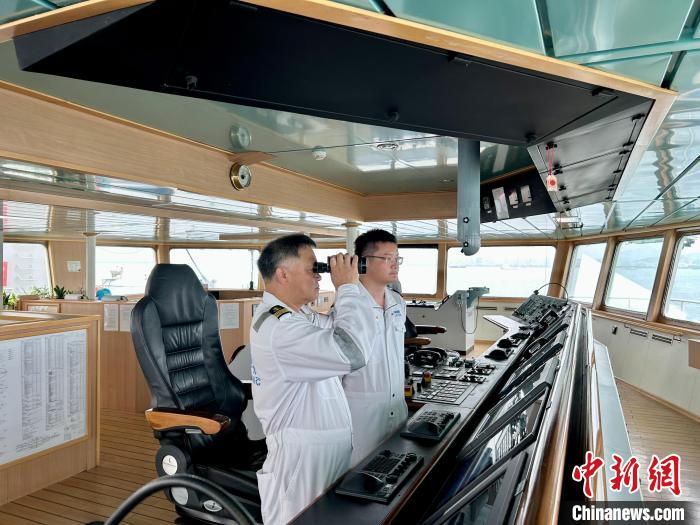 4月14日下午，“科學(xué)”號海洋科考船在圓滿完成今年首個科考航次任務(wù)后在三亞口岸入境。　叢高供圖