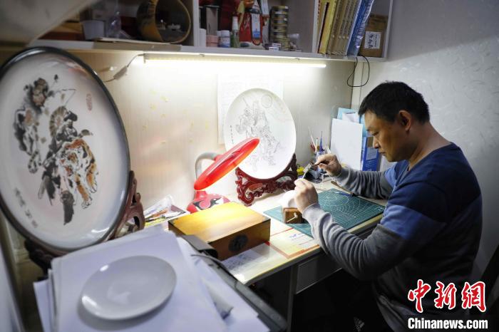 黃海濤正在工作室里刻瓷。　陳陽(yáng) 攝