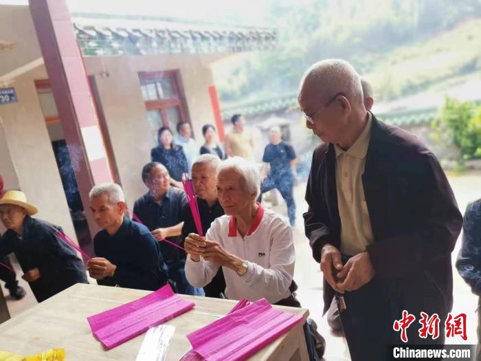 77歲臺(tái)胞登陸祭祖，“暌違三年多，我終于回來了?！? style=