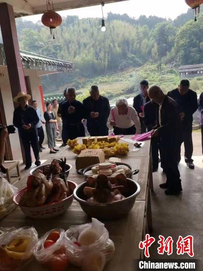 在梁氏祠堂內(nèi)，案頭擺滿了三牲及祭品 三明市委臺(tái)港澳辦供圖