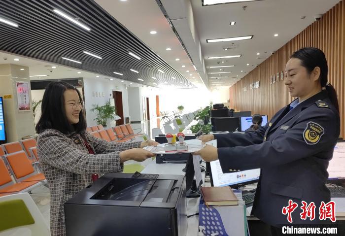 甘肅甘南“惠企大禮包”助企業(yè)開(kāi)辦實(shí)現(xiàn)零成本一日辦結(jié)