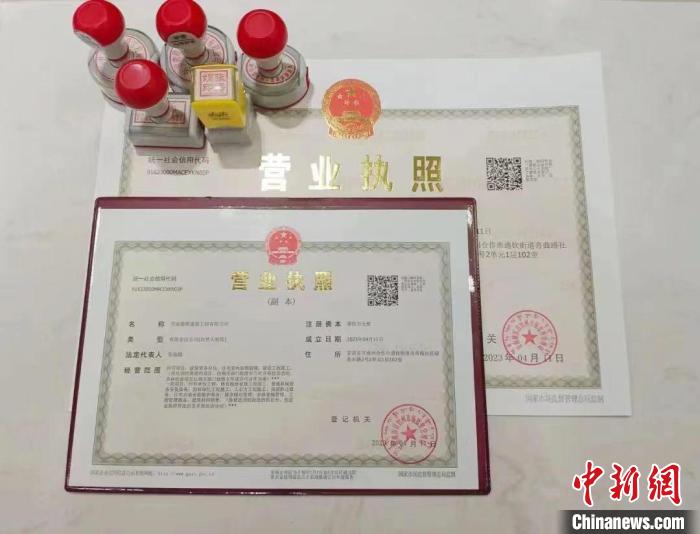 圖為甘南為企業(yè)提供的“惠企大禮包”，包括印章及郵寄服務(wù)，平均為每家企業(yè)節(jié)約800元?！垈?　攝