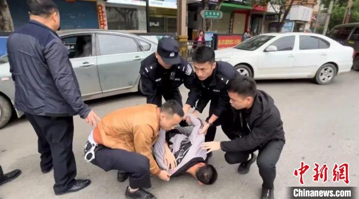 圖為警方抓獲犯罪嫌疑人?！≠F州警方供圖