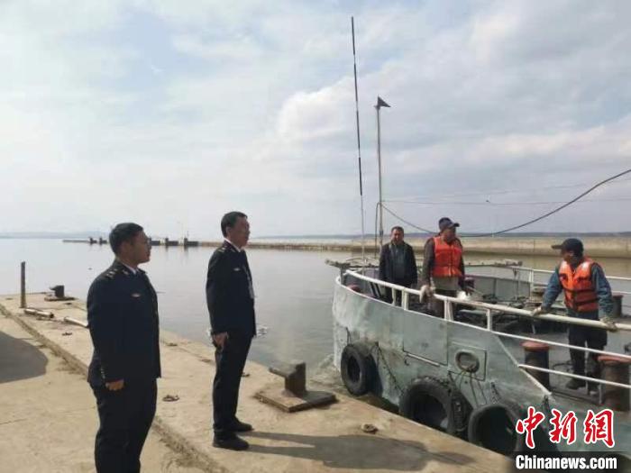 海事人員協(xié)調(diào)作業(yè)船舶單位。　哈爾濱海事局 提供