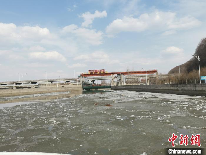 隨著氣溫穩(wěn)定回升，松花江大頂子山航電樞紐船閘航道冰層逐步融化?！」枮I海事局 提供