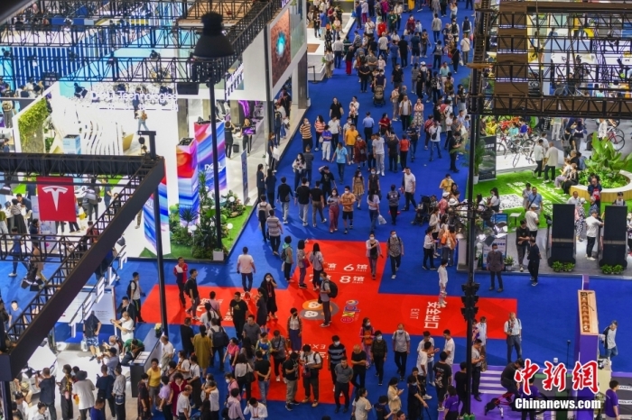 圖為民眾在第三屆消博會服務(wù)消費品、旅居生活展區(qū)參觀。<a target='_blank' href='/'>中新社</a>記者 駱云飛 攝