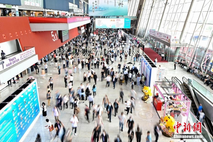 廣交會展館內的參展人員。陳驥旻 攝