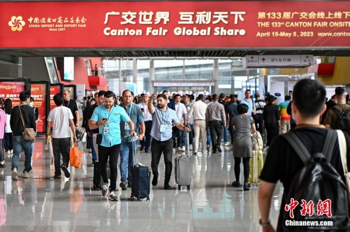 廣交會展館內的參展人員。陳驥旻 攝