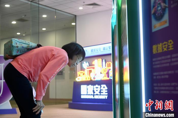 市民專心觀看全民國(guó)家安全教育公眾巡回展覽?！±钪救A 攝