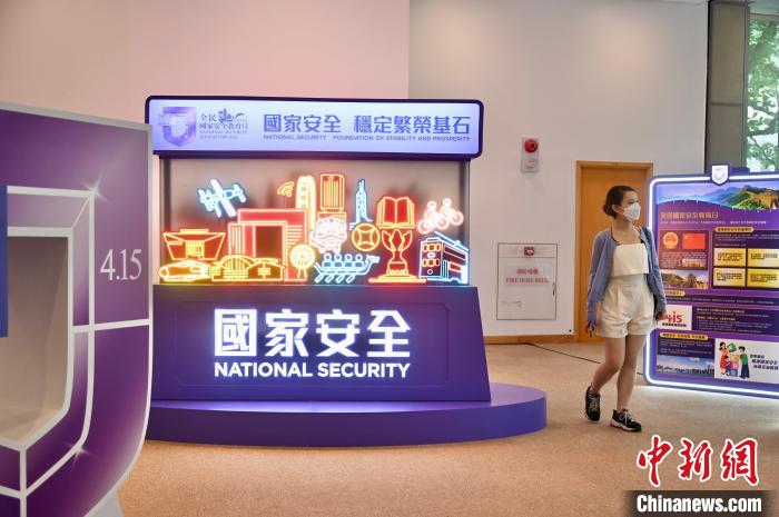 市民參觀全民國(guó)家安全教育公眾巡回展覽?！±钪救A 攝