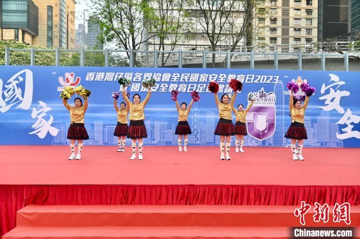 舞臺(tái)上的勁歌熱舞表演。　李志華 攝