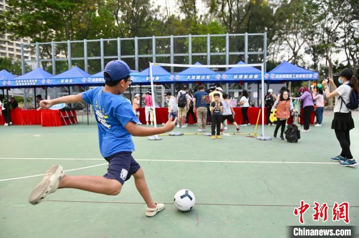 兒童體驗(yàn)踢足球游戲?！±钪救A 攝