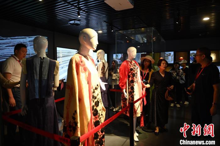 夏布制成的服飾吸引海外華文媒體嘉賓們參觀?！￡惓?攝