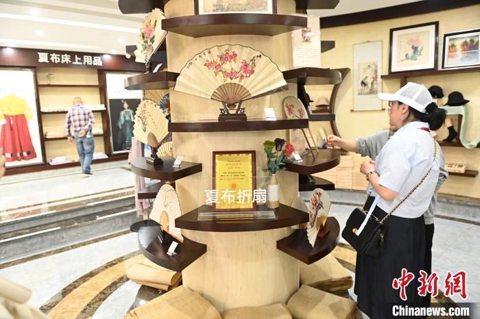 夏布制成的文創(chuàng)產(chǎn)品吸引海外華文媒體嘉賓?！￡惓?攝