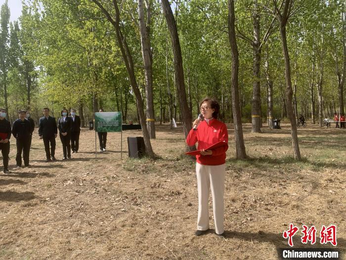 圖為全國(guó)政協(xié)常委、臺(tái)盟中央副主席吳國(guó)華致辭?！畛坛?攝