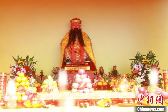 圖為青礁慈濟祖宮保生大帝神尊?！±钏荚?攝