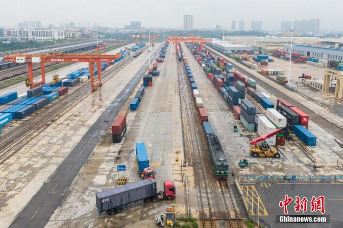 7月13日，中國海關(guān)總署公布數(shù)據(jù)顯示，今年上半年中國貨物貿(mào)易進(jìn)出口總值19.8萬億元人民幣，同比增長9.4%。其中，出口11.14萬億元，增長13.2%；進(jìn)口8.66萬億元，增長4.8%。資料圖為6月8日，航拍江西贛州國際陸港。(無人機照片) <a target='_blank' href='/'>中新社</a>記者 劉力鑫 攝