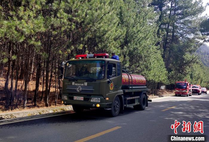 林芝市森林消防支隊(duì)米林中隊(duì)在米林縣一帶開(kāi)展灑水增濕作業(yè)?！≮w健宇 攝